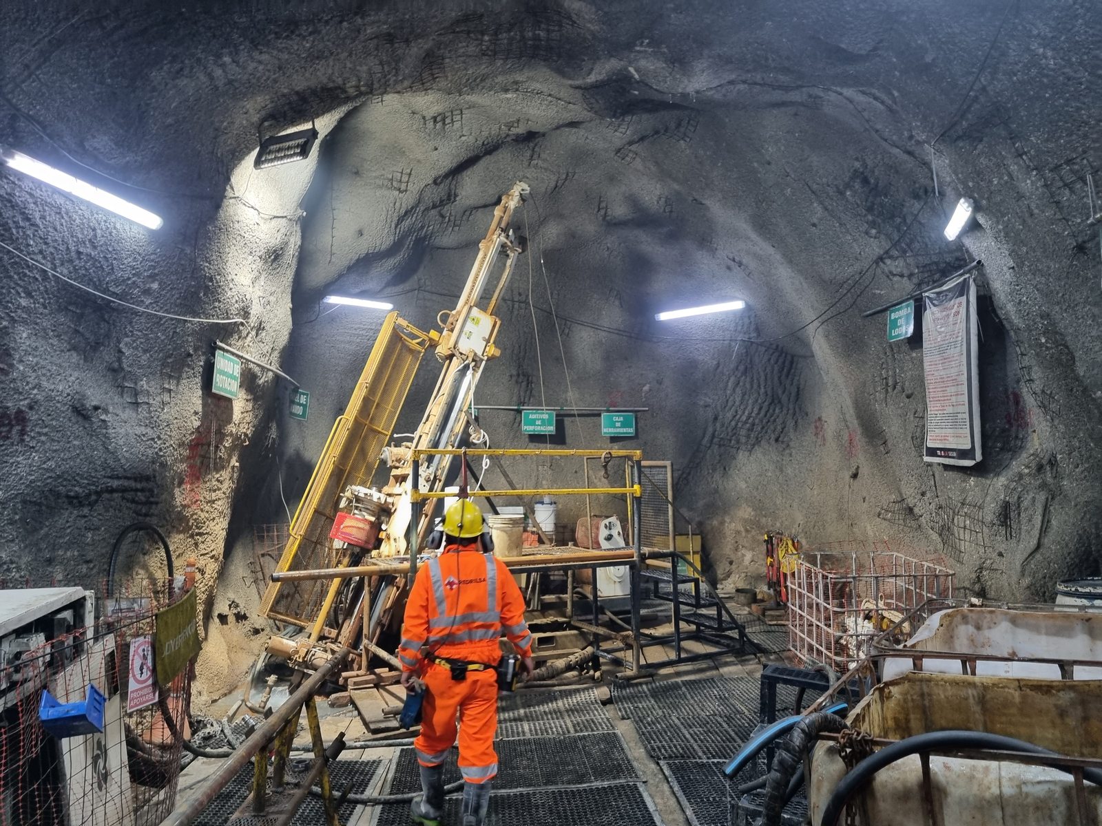Underground diamond drilling rig